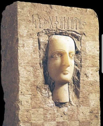 شاهد قبر جنائزي (Stele) ... وهو الاستخدام الأكثر شيوعاً لمثل هذه اللوحات المنقوش في حضارة اليمن القديم  .. وضع رأس منحوتة من المرمر داخل كتلة حجرية، مع وجود نقش أعلى الرأس،  المكان : مأرب، معبد أوام تعود الي .. (القرن الثاني قبل الميلاد)..
