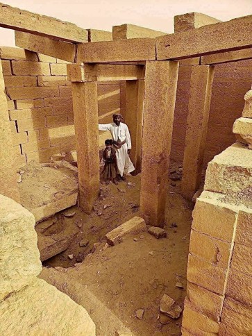 أعمدة اثرية قديمة تعود إلى مملكة معين